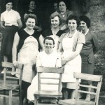 Kucharki i kelnerki na weselu. Wyry-Gostyń,1963r. Kucharki i kelnerki na weselu.