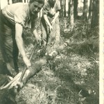 Prace w lesie, okorowywanie drzew. Gostyń, ok. 1946r. Prace w lesie