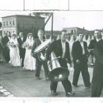 Weselny przemarsz z muzykantami. Gostyń. Weselny przemarsz.