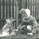 Wielkanoc. Szukanie zajączka w ogródku. Gostyń, 1961r. Wielkanoc, 1961r.