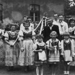 Żniwne. Z koroną z kłosów zbóż. Wyry, 1960r. Żniwne, 1960r.