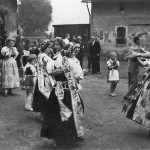 Żniwne. Zabawy na placu u gospodarza. Wyry, 1960r. Żniwne, 1960r.